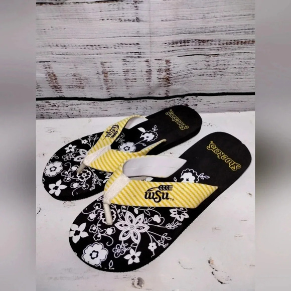 WSU Shockers Flip Flop Sandals Black size 7/8 Collegiate Kansas Basketball - Picture 2 of 3